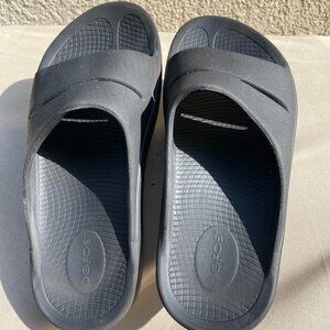 Oofos slides black